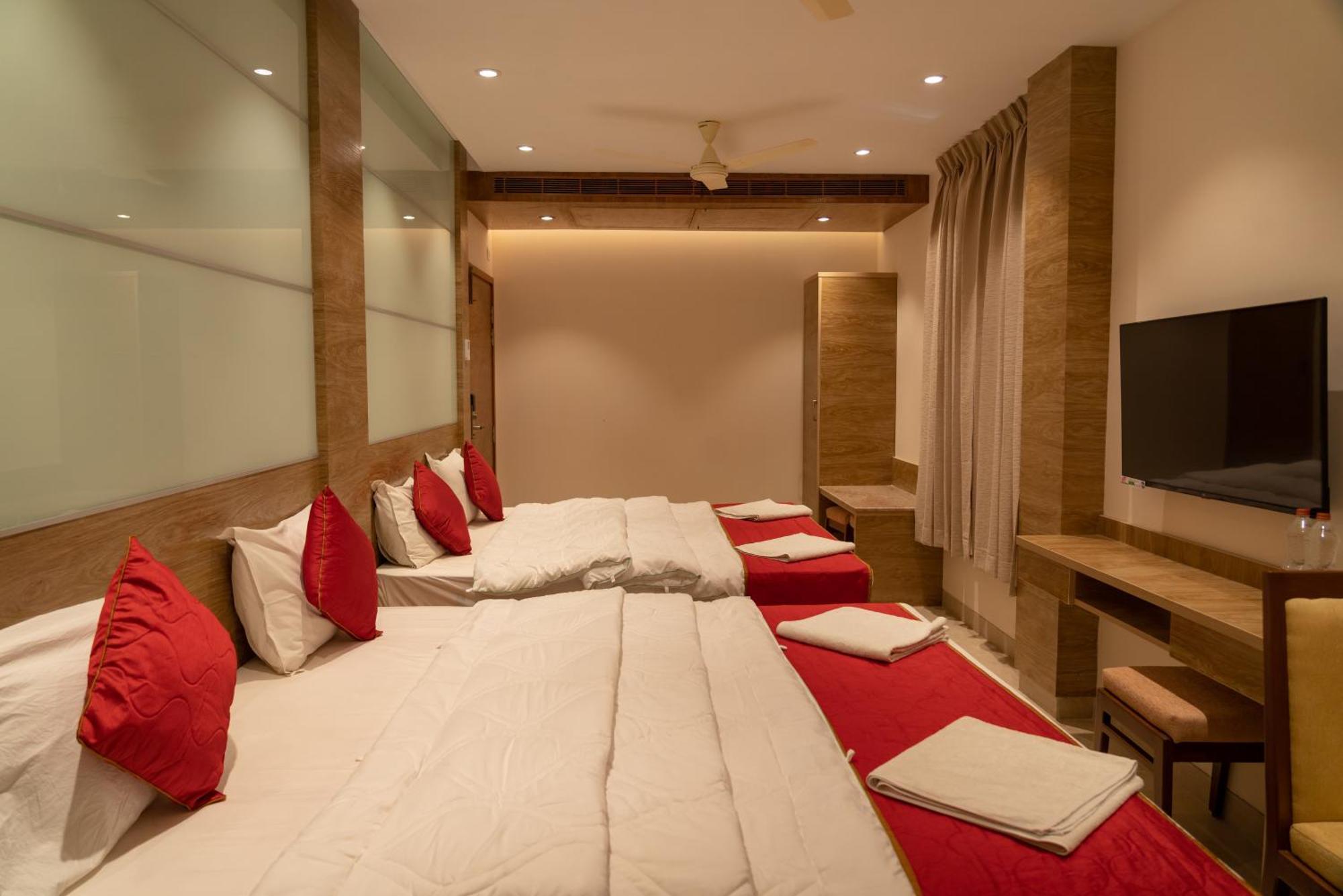 The Paradise Hotel - Luxury Stay Kancheepuram Exteriör bild