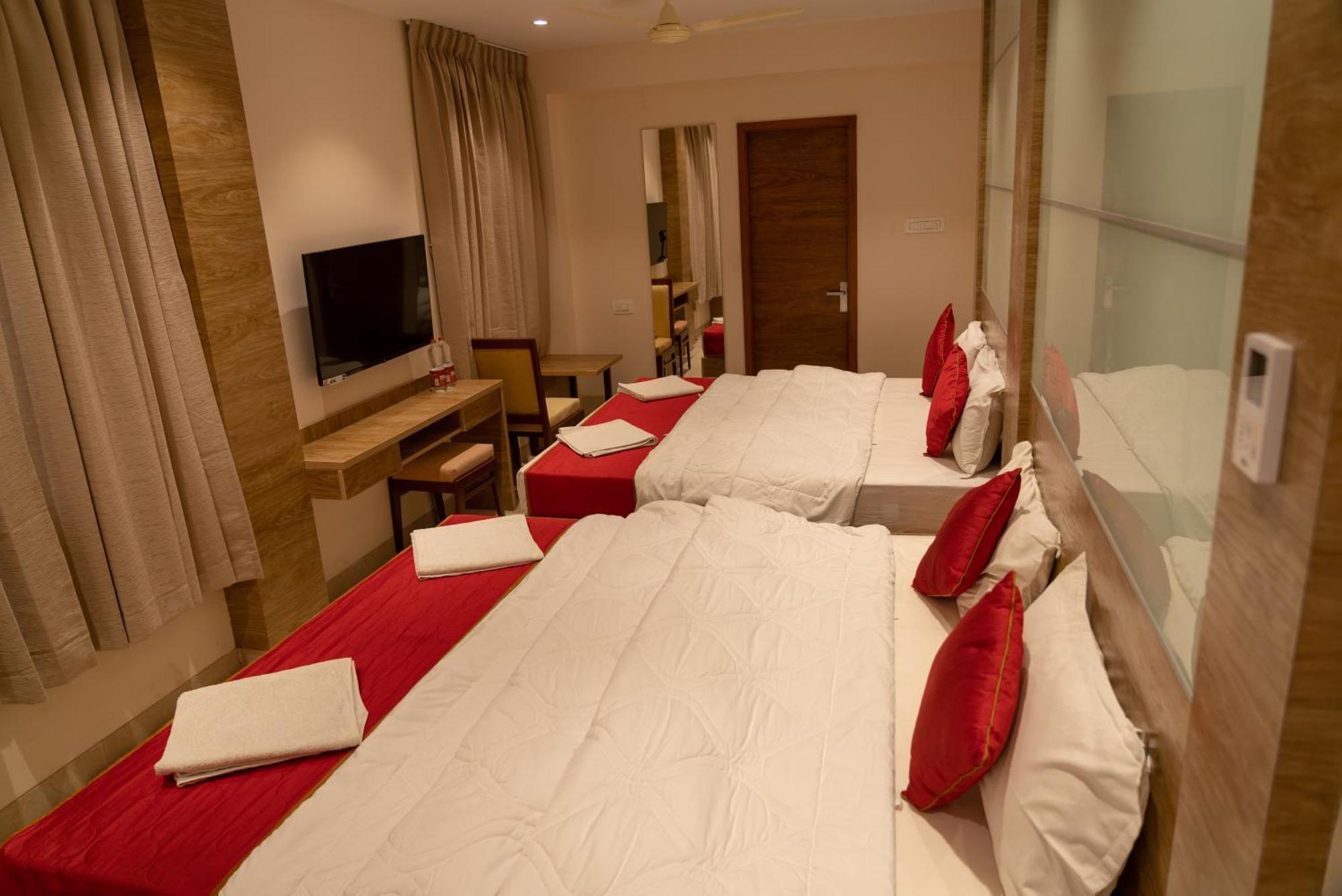 The Paradise Hotel - Luxury Stay Kancheepuram Exteriör bild